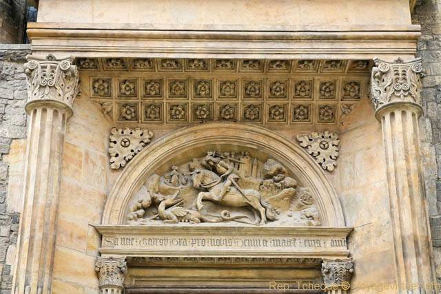 Hradčany, St Georges terrasse le dragon, sculptures du fronton de la basilique Saint-Georges - Prag, Tschechische Republik