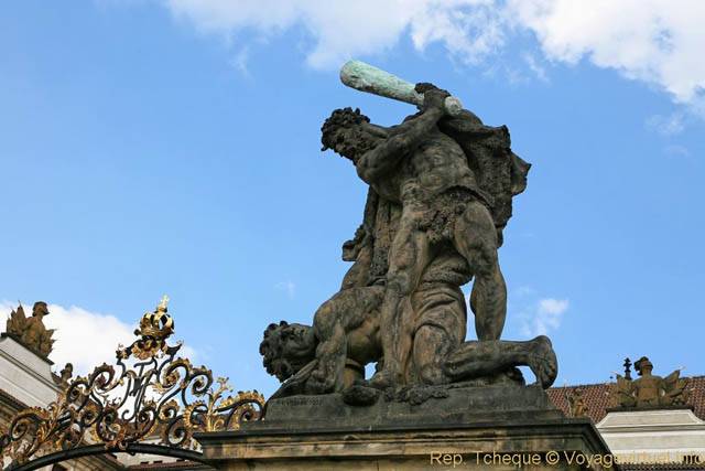 Hradčany, une statue de géant, sculptée par Ignác Platzer, entrée de la cour d'honneur du château de Prague - Prag, Tschechische Republik