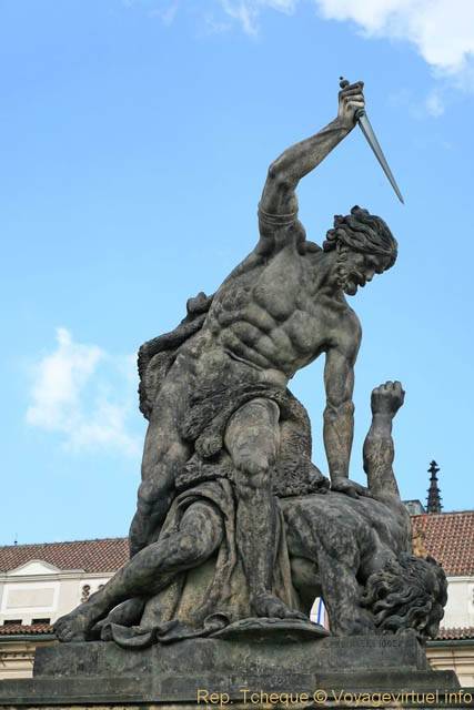 Hradčany, une statue de Ignác Platzer à l'entrée du château Royal, côté Hradcanske - Prag, Tschechische Republik