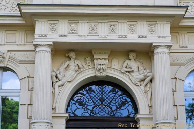 Sculptures entre les colonnes,Janackovo Nabr - Prag, Tschechische Republik