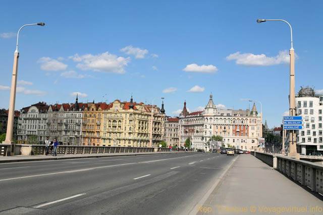 Une vue depuis Le pont Jirásek (Jiraskuv Most) - Prag, Tschechische Republik