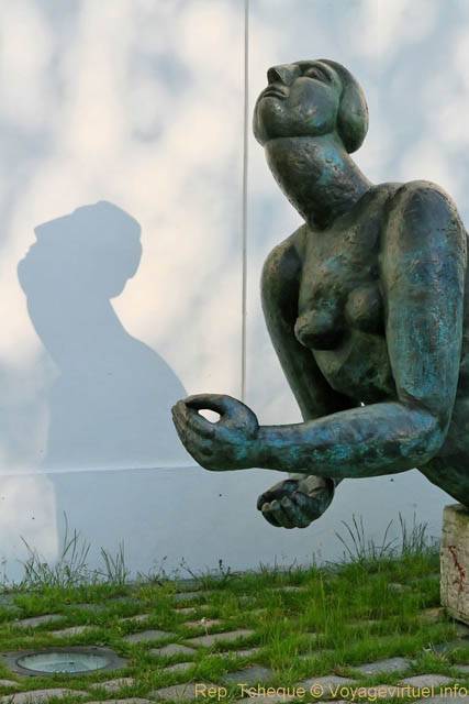 Kampa Museum, gros plan sur la Femme au soleil d’Eva Kmentova - Prag, Tschechische Republik