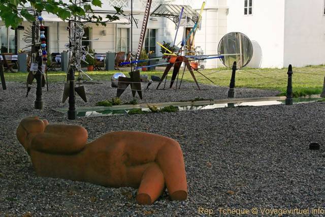 Sculpture couchée et oeuvres de plasticiens, Kampa Museum, Sovovy Mlyny - Prag, Tschechische Republik