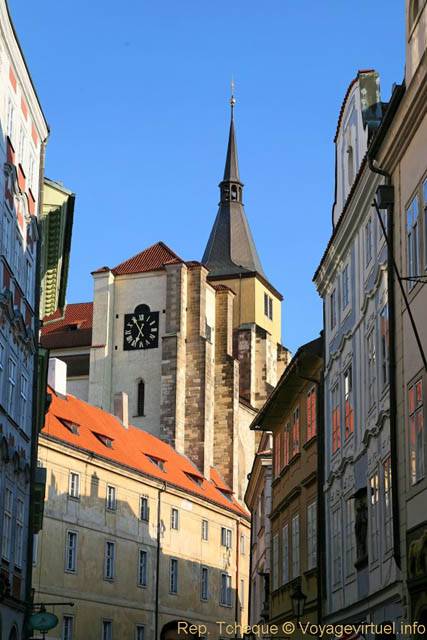Karlova, vue sur un clocher et une horloge - Prag, Tschechische Republik