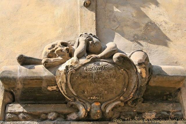 Karlova, l'angelot sur le médaillon, sculture - Prag, Tschechische Republik