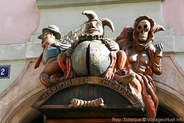 Karlova, sculptures à l'entrée du Marionette théâtre - Prag, Tschechische Republik
