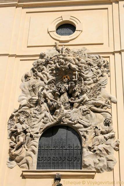 Relief sculptural réalisé dans le style de l’illusionnisme baroque italien par Ottavio Mosto, Jakuba Eglise Saint Jacques - Prag, Tschechische Republik