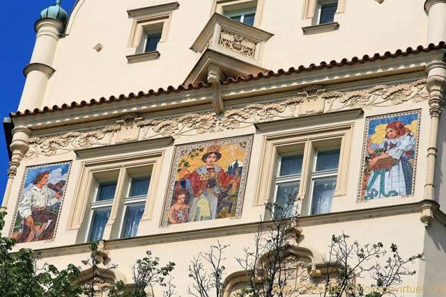 Décoration sur la façade de l'hôtel Paris, angle de Králodvorská et U Obecního domu - Prag, Tschechische Republik