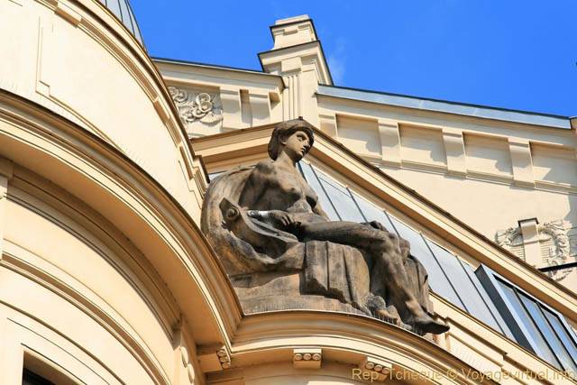 Statue de femme allongée, U Prašné brány - Prag, Tschechische Republik