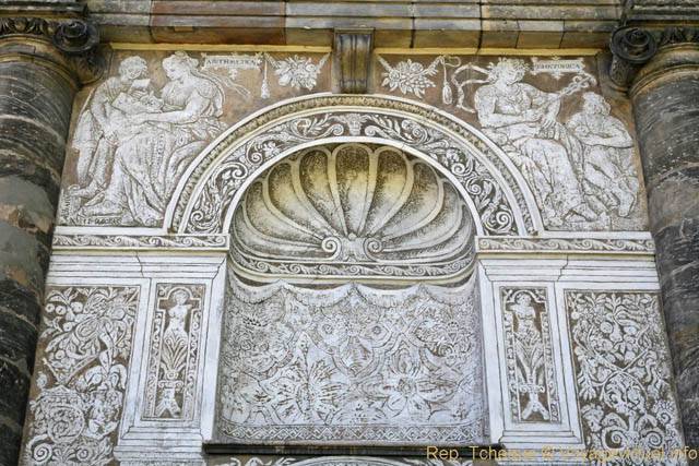 Ornementation de sgraffites sur une façade, œuvre de l’architecte Bonifác Wohlmu, Maison du jeu de paume - Prag, Tschechische Republik