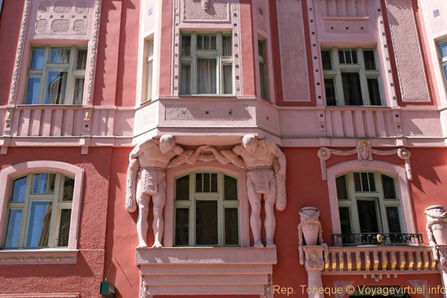 Atlantes sur façade rose, 7 Elišky Krásnohorské, Josefov - Prag, Tschechische Republik
