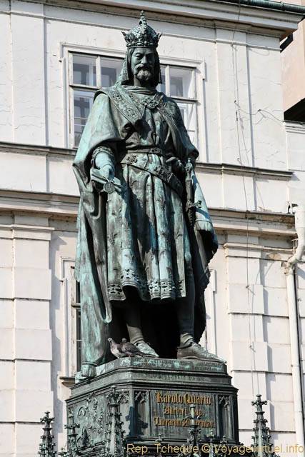 Statue devant le Musée Karolo Quarto, place des Croisés - Prag, Tschechische Republik