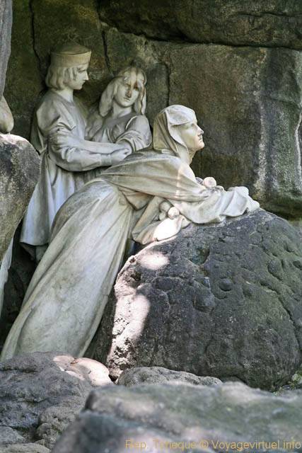 Statues dans la grotte Julius Zeyer, Parc Letna (Letenské Sady) - Prag, Tschechische Republik