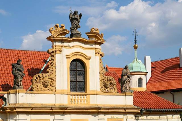 Loreta, statues sur l'église de la naissance du Seigneur, Loretanské Nam - Prag, Tschechische Republik