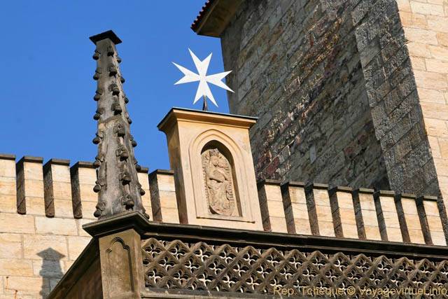 Vierge sculptée sur l'église Notre-Dame sous la chaîne dans Lázeňská, Malá Strana - Prag, Tschechische Republik