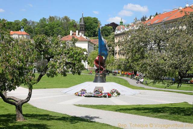 Malostranska Place, gerbes devant le Mémorial - Prag, Tschechische Republik