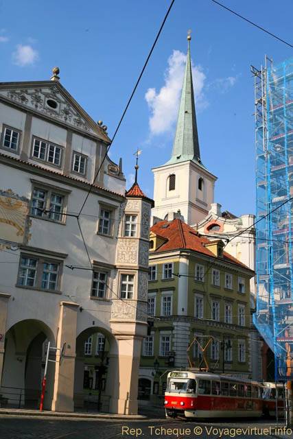 Le clocher émergeant, Place Malostranské, Malá Strana - Prag, Tschechische Republik