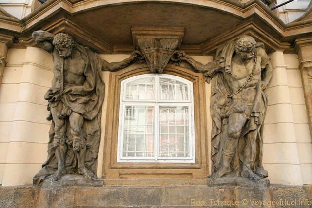 Atlantes sur Malostranské, en allant vers le couvent de Strahov, Malá Strana - Prag, Tschechische Republik