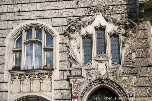 Sculptures au-dessus de l'entrée du 6 Masarykovo Nabrezy - Prag, Tschechische Republik