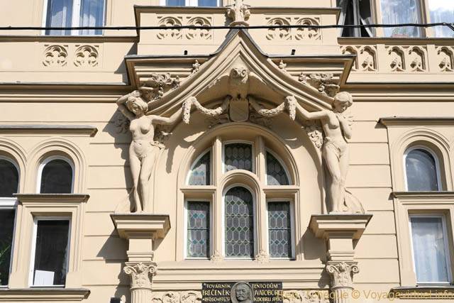Statues de femmes au 8 Masarykovo Nabrezy - Prag, Tschechische Republik