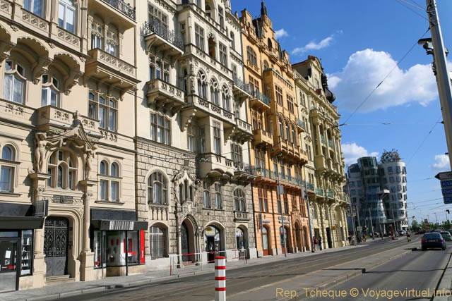 Ensemble de façades au début de Masarykovo Nabrezy, vers la maison qui danse - Prag, Tschechische Republik