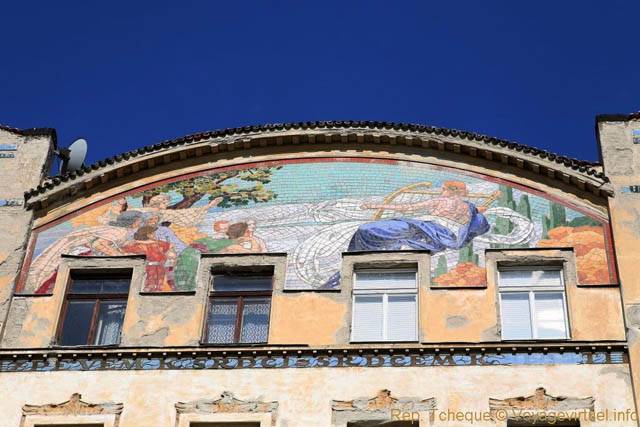 Immense mosaique en haut de l'immeuble Hlahol, 16 Masarykovo Nabrezy - Prag, Tschechische Republik