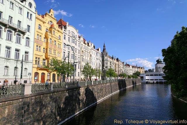 Masarykovo Nabrezy, vue sur le quai - Prag, Tschechische Republik