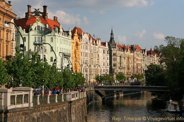 Le pont menant à l'île Slovanský et le quai Masarykovo - Prag, Tschechische Republik
