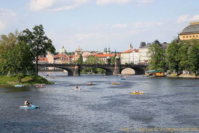 Le Most Legii et les pédalos sur la Vltava - Prag, Tschechische Republik