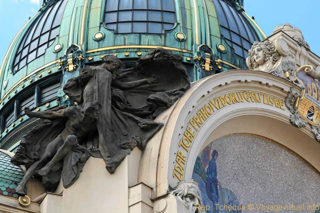 Maison municipale (Obecní dům), sculpture à gauche du fronton - Prag, Tschechische Republik