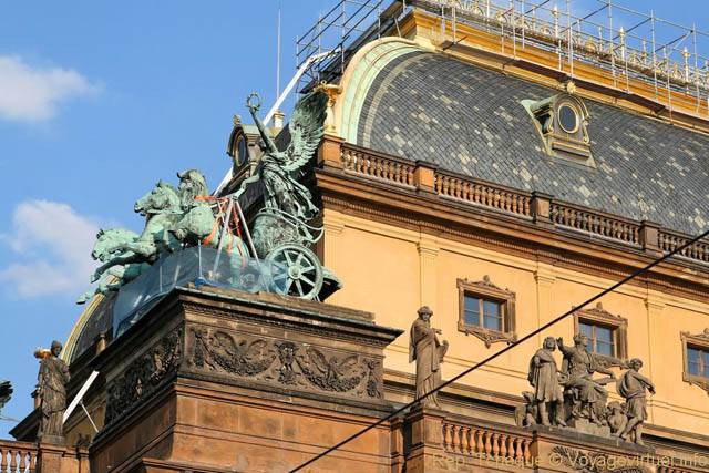 Aurige et toit du Théâtre national (Národní Divadlo) - Prag, Tschechische Republik