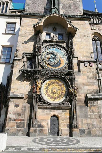 Les différents cadrans de l'horloge astronomique construite par Nicolas de Kadau1 en 1410, Ancien Hôtel de ville - Prag, Tschechische Republik
