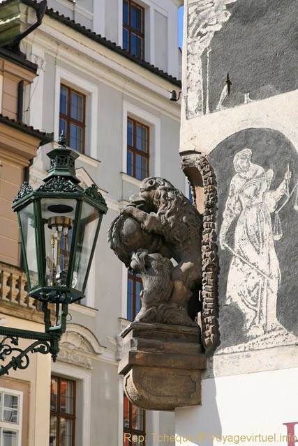Vieille ville, sculpture et sgraffite, angle de la Maison à la Minute (Dům U Minuty), Malé námestí - Prag, Tschechische Republik