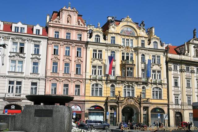 Place de la Vieille-Ville, façades vues depuis le centre de Staroměstské náměstí - Prag, Tschechische Republik