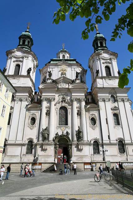 La façade de l'Église Saint-Nicolas (Kostel sv. Mikuláše), Place de la Vieille-Ville - Prag, Tschechische Republik