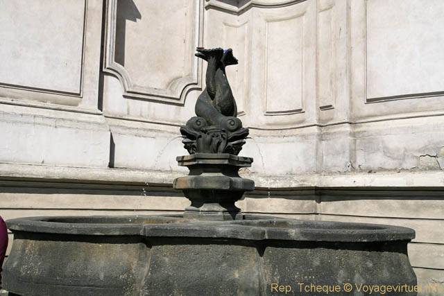 Place de la Vieille-Ville, fontaine St Nicholas, (Staroměstské náměstí) - Prag, Tschechische Republik