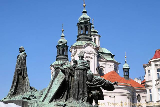 Place de la Vieille-Ville, gros plan sur les statues du Monument à Jan Hus - Prag, Tschechische Republik