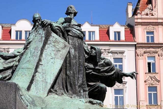 Jean Hus, symbole de l'intégrité morale entouré du peuple tchèque, Place de la Vieille-Ville - Prag, Tschechische Republik