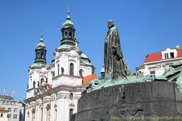 Jean Hus devant les clochers de l'Église saint-Nicolas, Place de la Vieille-Ville - Prag, Tschechische Republik