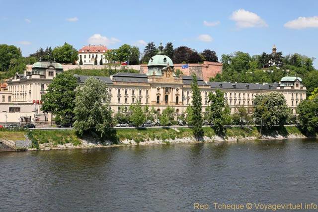 Palais entre Nabrezi Edvarda Benese et Korsakovo - Prag, Tschechische Republik