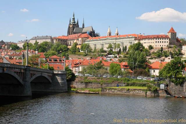Panorama sur le château depuis Manesuv Most - Prag, Tschechische Republik