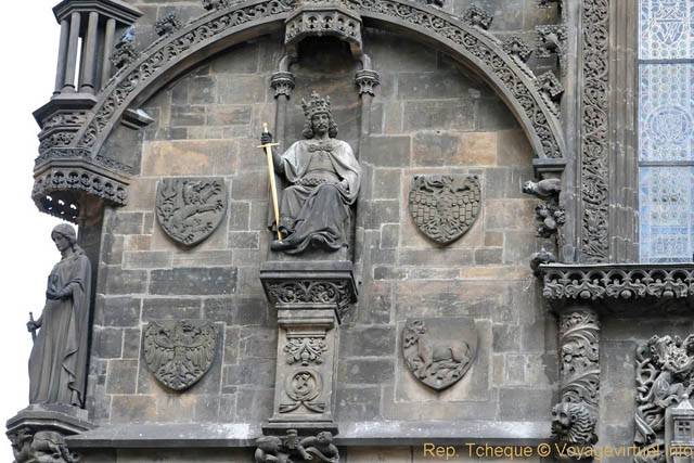 Tour de la Poudrière (Prašná brána), le roi et ses armoiries, sculpture - Prag, Tschechische Republik