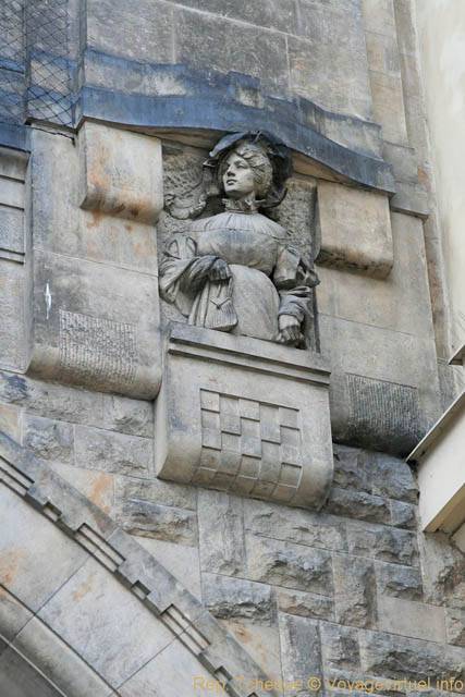 Tour de la Poudrière (Prašná brána), détails d'une sculpture sur la face Est - Prag, Tschechische Republik
