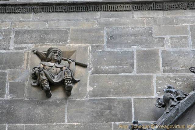 Tour de la Poudrière (Prašná brána), statue dans le mur de la façade Ouest - Prag, Tschechische Republik