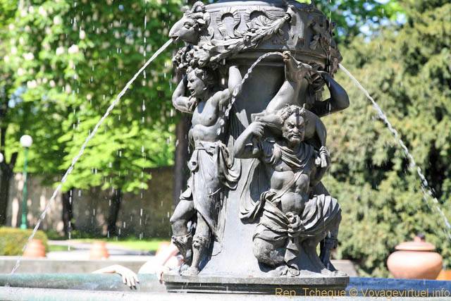 Scultures sur une fontaine, Palais d'été de la reine Anne (Letohrádek královny Anny), (Prazsky Hrad) - Prag, Tschechische Republik
