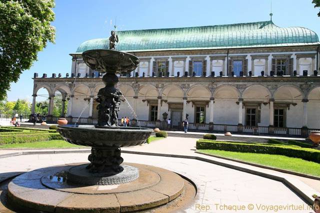 Fontaine devant le Palais d'été de la reine Anne (Letohrádek královny Anny), (Prazsky Hrad) - Prag, Tschechische Republik