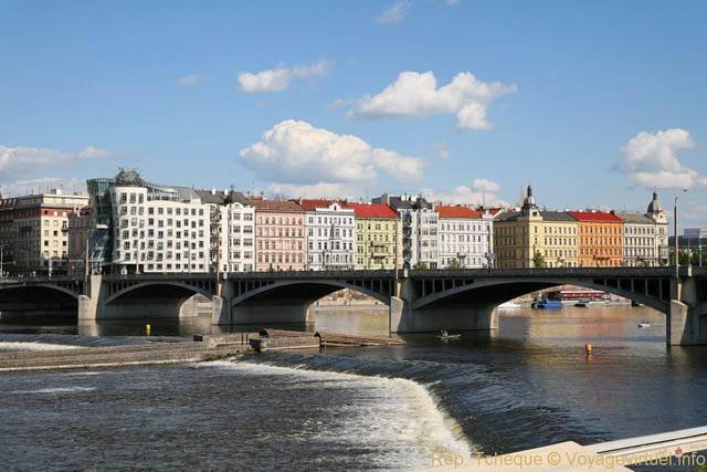 Le pont et le quai, Rasinovo Nabrezi, Jiraskuv Most - Prag, Tschechische Republik