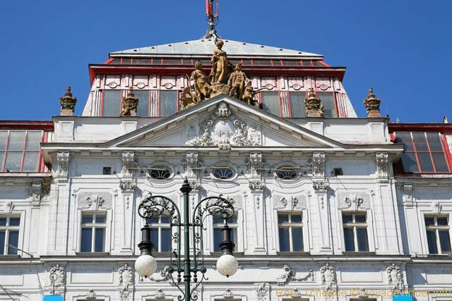Republiky Place, statues au-dessus d'une façade - Prag, Tschechische Republik