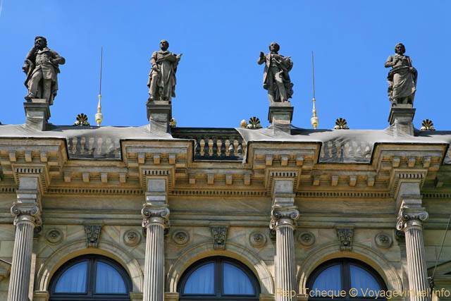 Personnages sur colonnes, Rudolfinum, Alsovo Nabrezi - Prag, Tschechische Republik