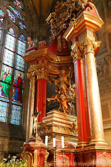 Cathédrale Sv Vit Vaclav A Vojtech Katedrala, statuaire entouré de colonnes, (Prazsky Hrad) - Prag, Tschechische Republik